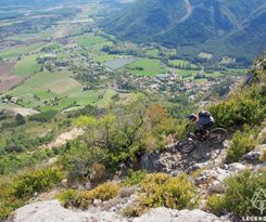 epic singletrack met mountainbiker in de provence
