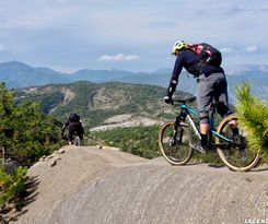 panorama van mountainbiker op terres noires in Alpes de Haute Provence