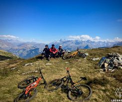 mountainbikers bij uitzicht aan Lac Fourchu