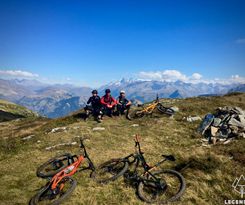 mountainbikers bij uitzicht aan Lac Fourchu
