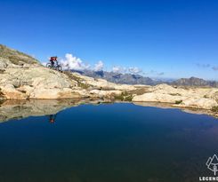 enduro mountainbiken rondom bergmeer bij Alpe d'Huez